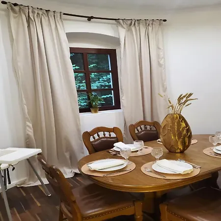 Maisonette-wohnung Im Historischen Jagdschloessl Apartamento *